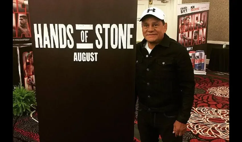 "El Cholo" junto al póster de la película que patrocinaba la pelea de Canelo y Khan. Foto: Cortesía.