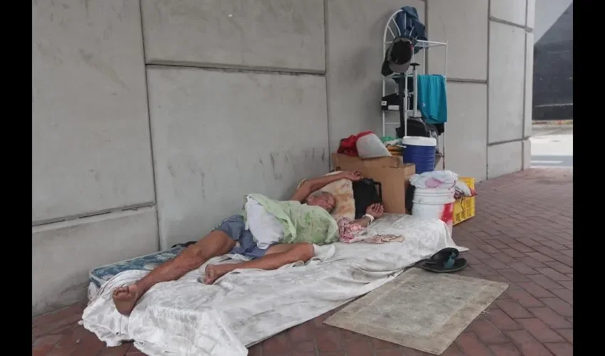 Este señor adecuó el espacio que ocupa del puente vehicular de Chanis, para hacerlo un poco más hogareño, tiene de todo un poquito.