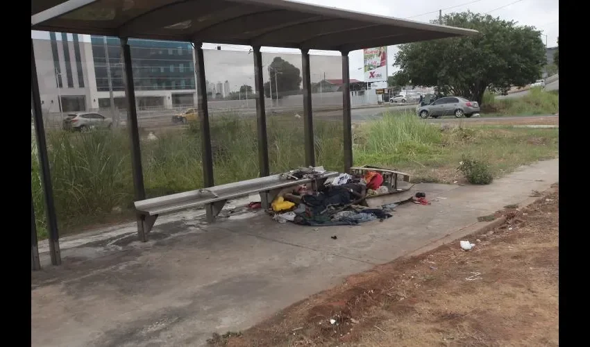 Esta parada en plaza El Conquistador, nadie la puede usar, porque este indigente la ha convertido en su hogar.