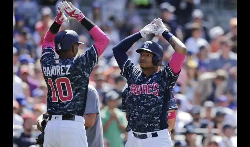 Bethancourt (dcha.) es saludado por Alexei Ramírez. AP