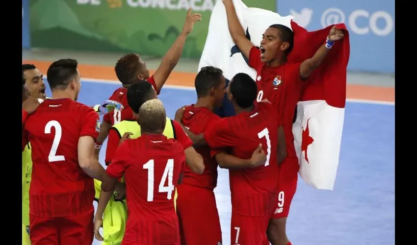 Los jugadores panameños celebrando su clasificación al Mundial de Colombia.