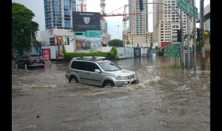 Punta Pacífica frente a la plaza del súper 99 se inundó y tres carros se dañaron. Fotos: Jesús Simmons