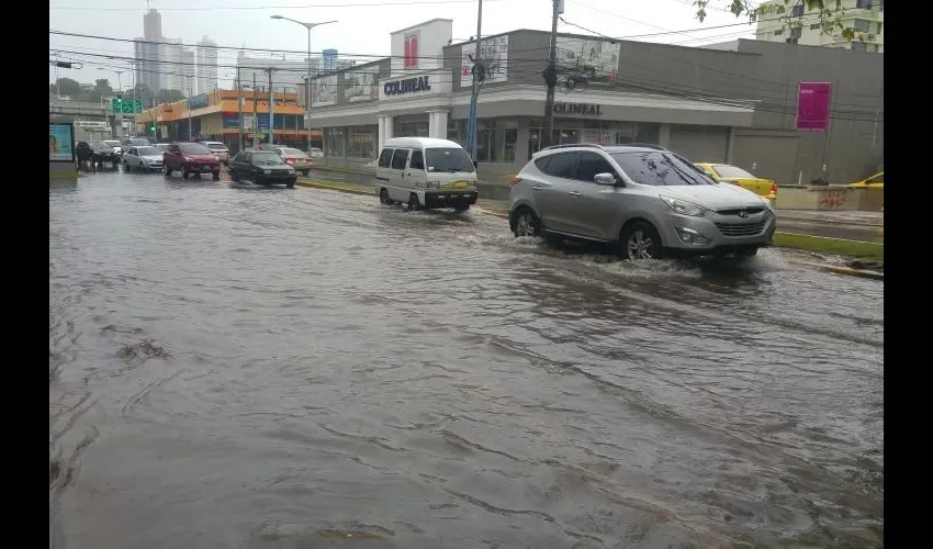La avenida Ramón Arias también se inundó.