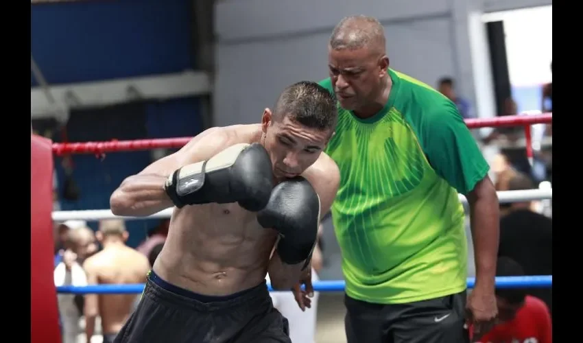 Eric Castro (izq.) está feliz porque tiene nuevamente en su esquina al entrenador istmeño Celso Chávez (dcha.).  Anayansi Gamez