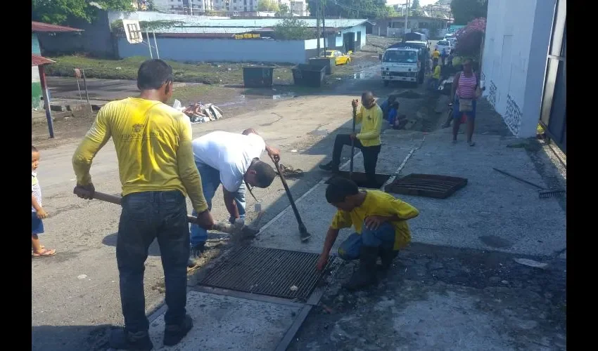 Los trabajadores del MOP limpiaron todas las cunetas en calle 10 Río Abajo. Fotos: Jesús Simmons