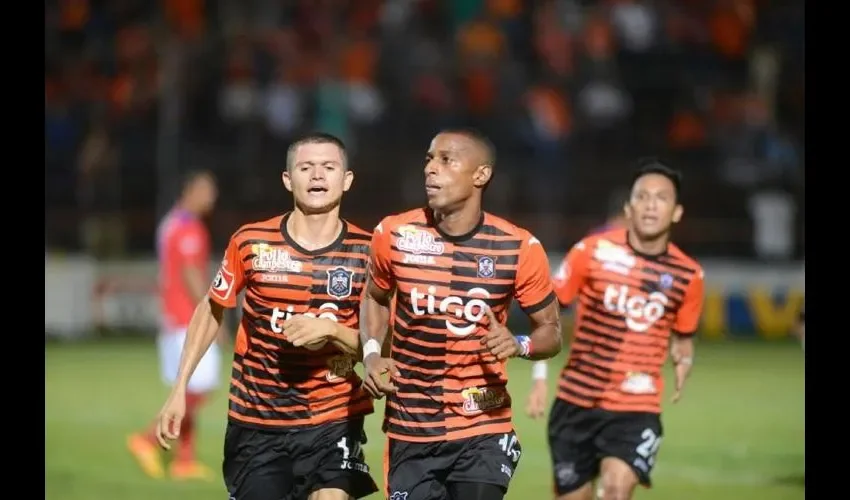 El ariete istmeño Nicolás "Yuyu" Muñoz (centro) es figura en el Águila.  Cortesía EDH Deportes