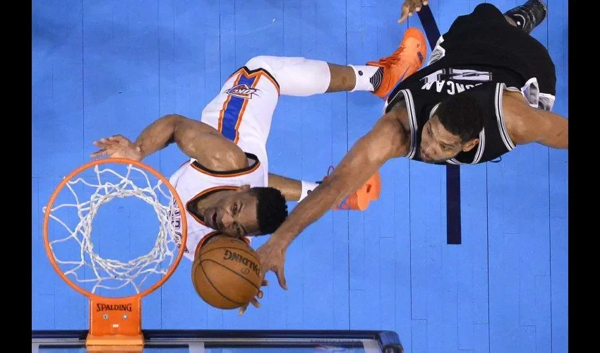 Westbrook (izq.) lucha por el balón con Duncan.  EFE