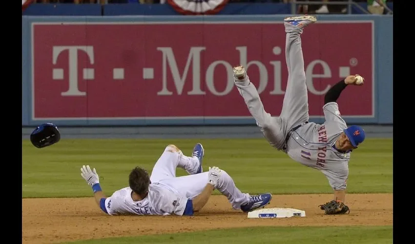 Rubén Tejada (dcha.) fue embestido por Chase Utley.  AP