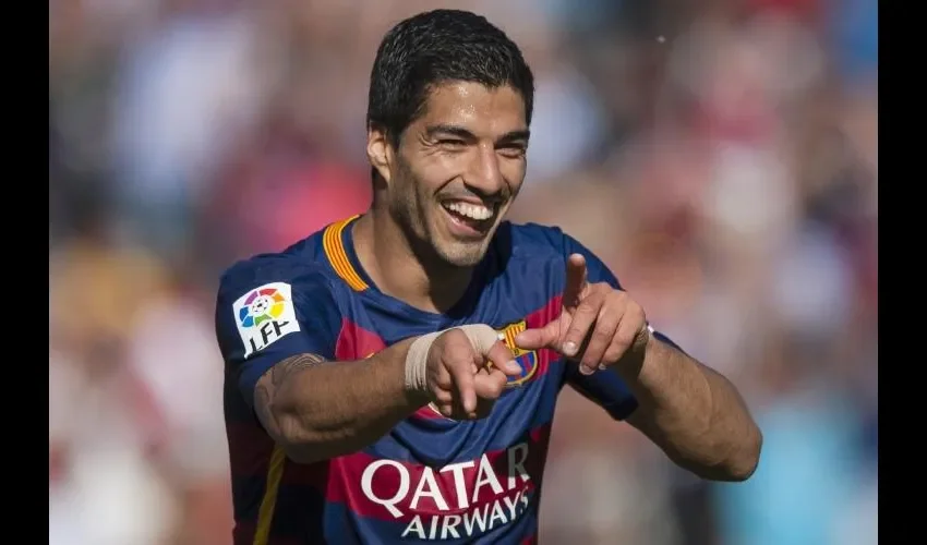 El delantero uruguayo del  Barcelona Luis Suárez celebra uno de los tres goles que le marcó ayer al Granada, en la acción de la Liga española.
