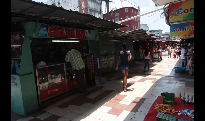 Quieren quedarse donde están, porque allí venden. Fotos: Roberto Barrios