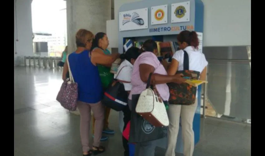 Se entusiasman en la lectura. 