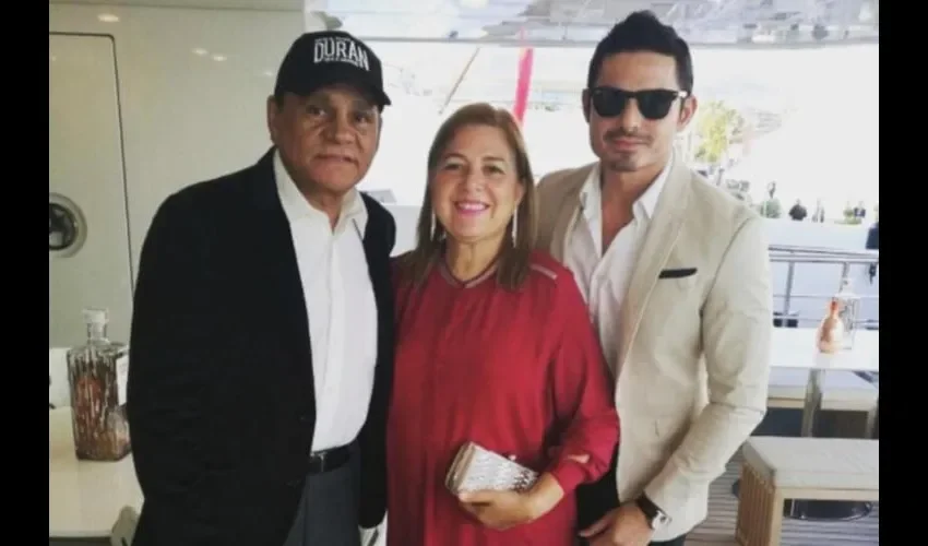 Apenas llegaron a Cannes, el lujo y el esplendor los alcanzó, pues de yate en yate y vestidos como todos un hollywoodenses estaban. Fueron varias las fotografías que compartieron.