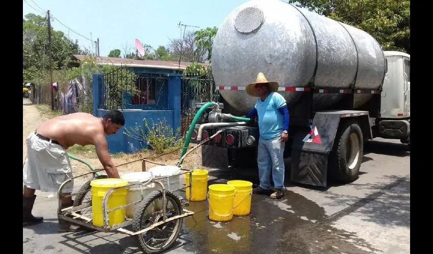 Los carros cisterna se mantendrán distribuyendo agua  hasta que se normalicen las lluvia en la región. José Vásquez 