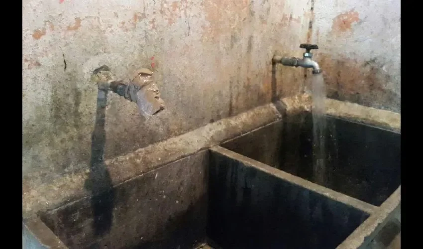 Las cañerías tienen problemas, constantemente hay derrame de aguas residuales, no se les da mantenimiento, aseguran los residentes.