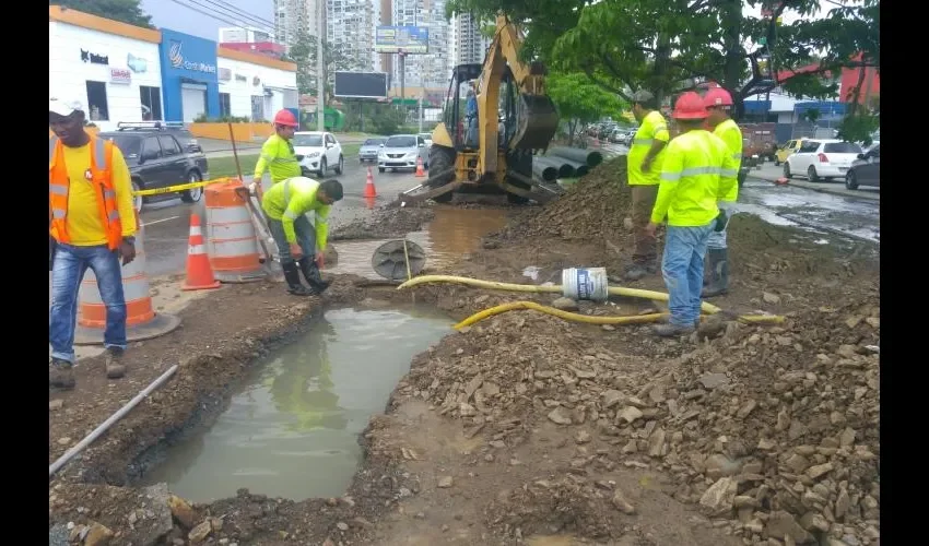 En Tumba Muerto han roto la tubería dos veces. Fotos: Jesús Simmons