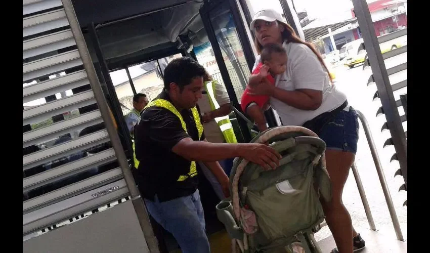 Personal asiste a usuarios.