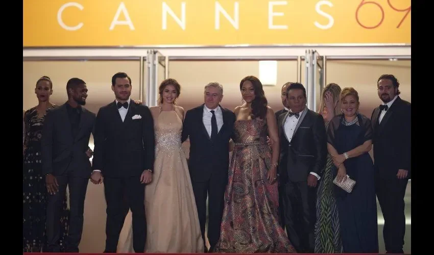 El elenco y los Durán posando en la entrada del teatro en Cannes donde fue proyectada la película, y el homenaje a Robert de Niro. Fotos: EFE