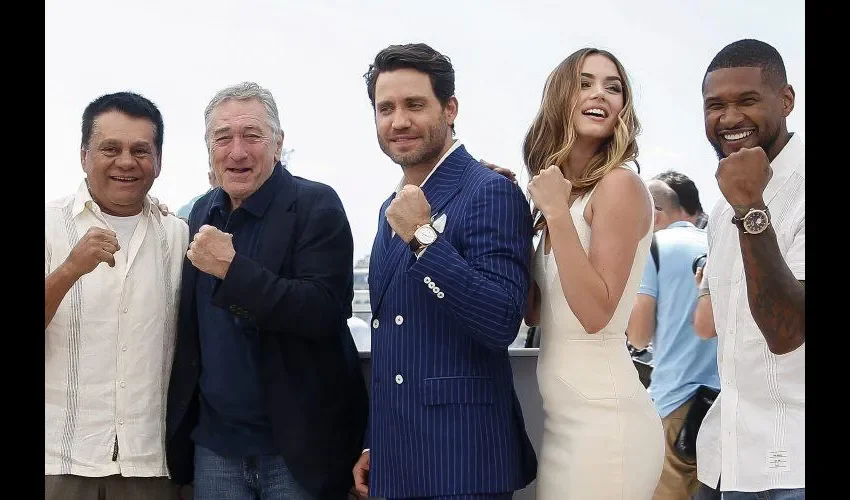 Así desfilaron en la alfombra en la tarde con la prensa. Foto: AP