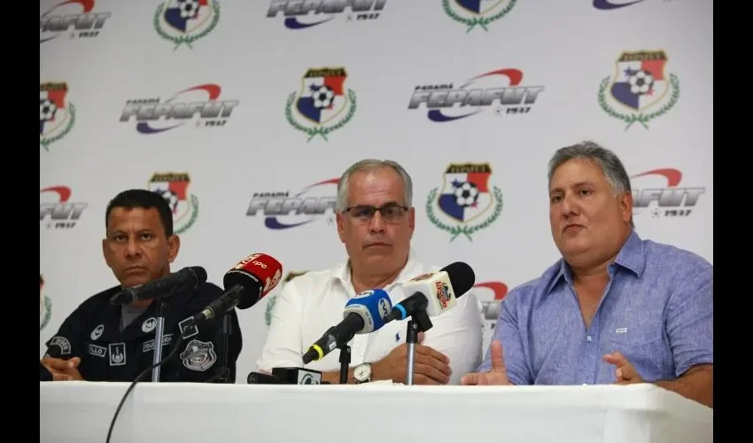 Ariel Castillo, subdirector de la Policía; Roberto Arango, director de Pandeportes, y Pedro Chaluja, presidente de la Fepafut. Foto: Anayansi Gamez