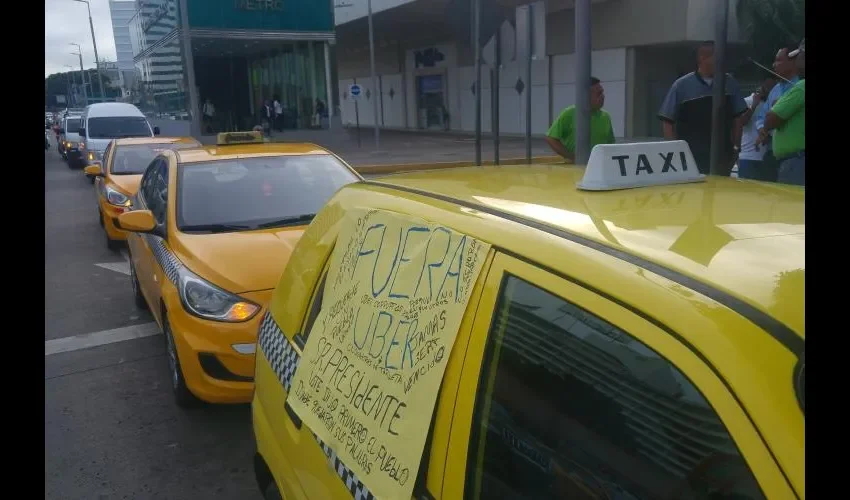 Taxistas afirmaron que seguirán en las calles para sacar a Uber de Panamá. Fotos: Jesús Simmons