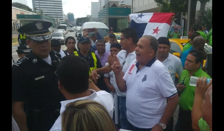 Taxistas quieren que ATTT suspenda a Uber.