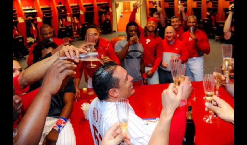Carlos Ruiz hace un brindis con sus compañeros. Tomada del Twitter de los Filis