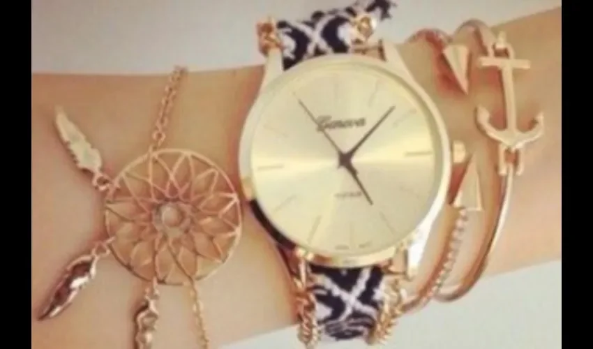 En el mundo de los accesorios es completamente válido ponerse reloj con sus respectivas pulseras, sin embargo, no debes llenar tu brazo de ellas.