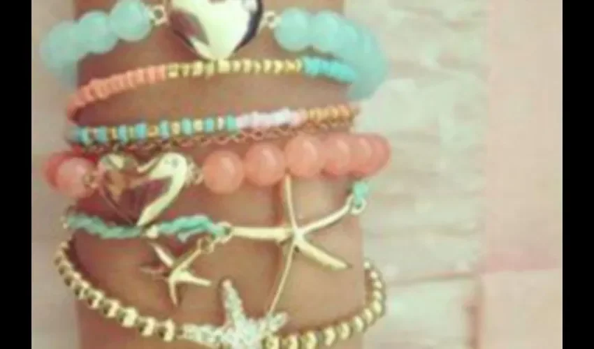 Están muy de moda los pulsos o pulseras de color pastel para vestuarios generalmente en colores lisos, ejemplo: blanco o negro.