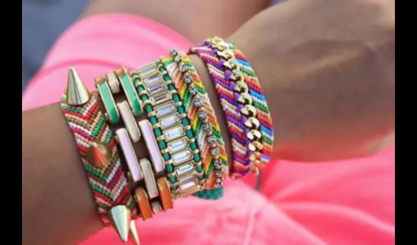 Las pulseras con pedrería y variadas son también utilizadas, lo único que hay que jugar con los colores, y no desentonar ni verse desfasado.