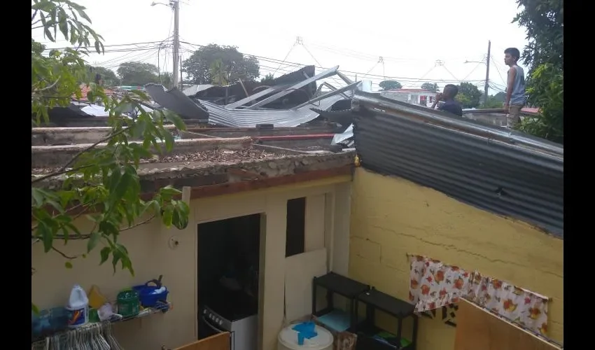 El minitornado desprendió zinc y lo lanzó sobre sus viviendas. Fotos: Jesús Simmons