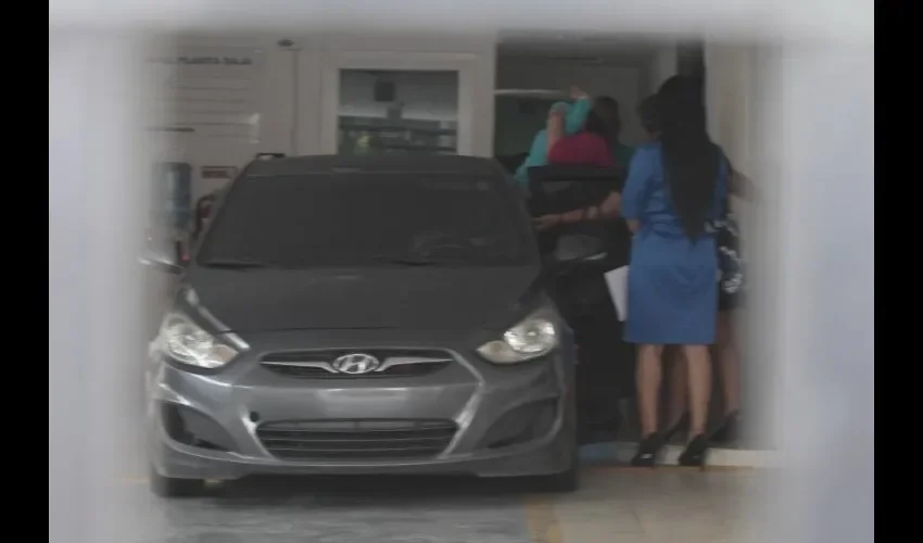 La familia  cuando le entregaban a la menor de edad. Foto: Víctor Arosemena