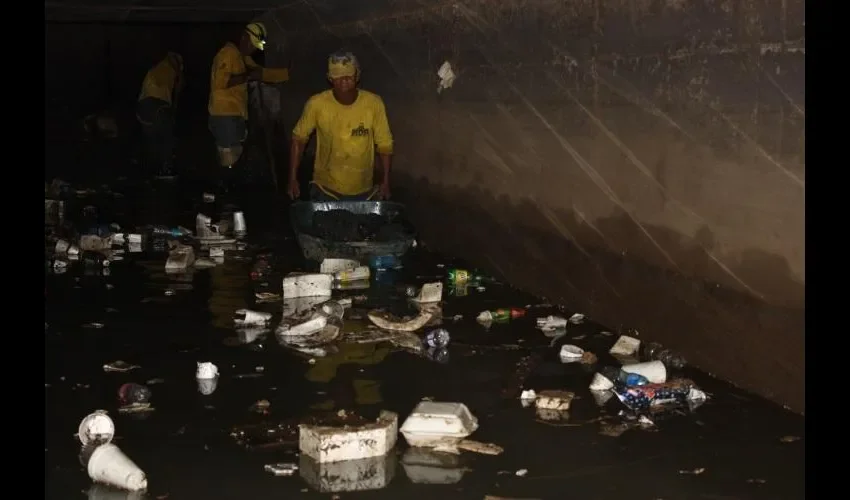 Ingresan a las alcantarillas para sacar  la basura, y así el agua pueda correr. 