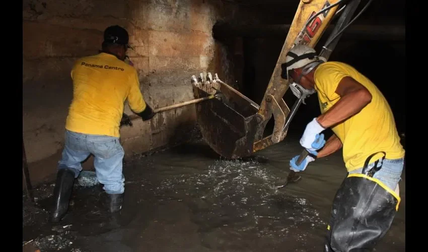 Hasta máquinas meten en los drenajes.