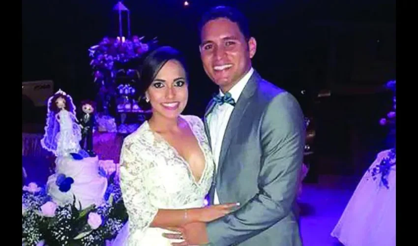 Unión civil. El 30 de abril en horas de la noche, se casaron por lo civil, en presencia de amigos y familiares, también en La Enea. La boda religiosa será todo un evento, pero desde el principio dijeron que no sería exclusivamente típica.