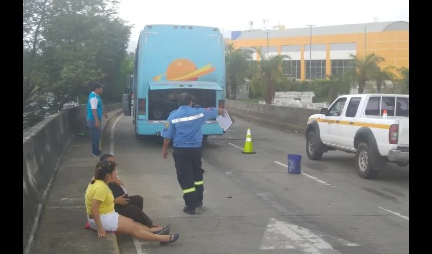 Cortez señaló que rescató a dos niñas y un señor, a los que sacó por una ventana del autobús. Fotos: Jesús Simmons
