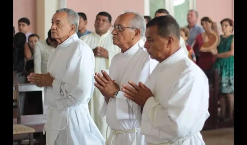 No consagran, no dan la unción a los enfermos ni pueden confesar a los fieles.   