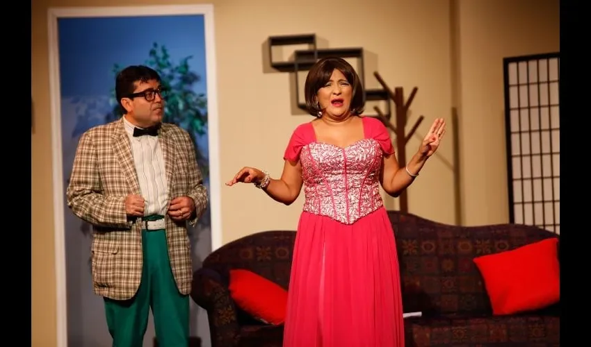 Pobrecito, no sabe ya si creer lo que sus ojos ven, lo que ella le dice o seguirle el juego. Aurelio Herrera Suira