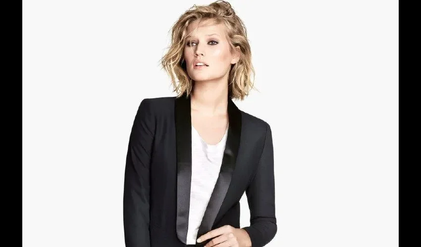 Se recomienda utilizar colores lisos, entre los que están el negro, beige, marfil, camel y azul marino o navy.