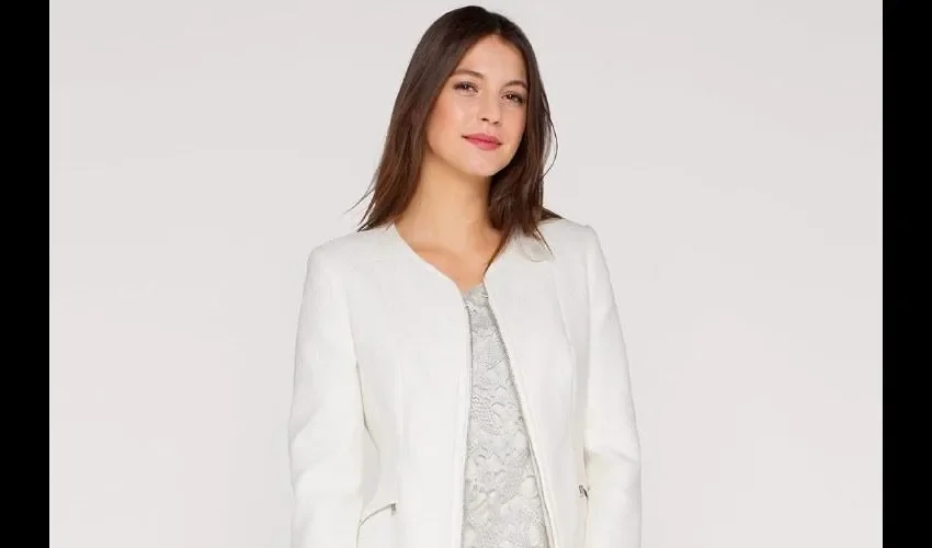 Llama la atención y lleva las miradas hacia la parte del cuerpo en que se encuentre.