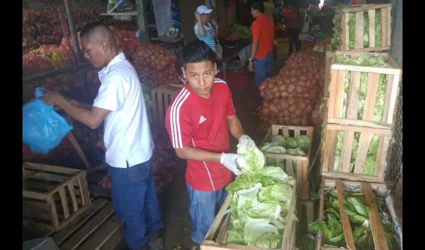 La seguridad es otro de los puntos que deben mejorar en el mercado, más en las noches, según los arrendatarios. 