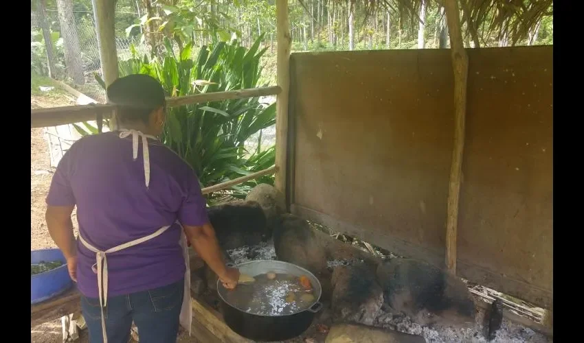 En fogón cocinan los alimentos de los niños.