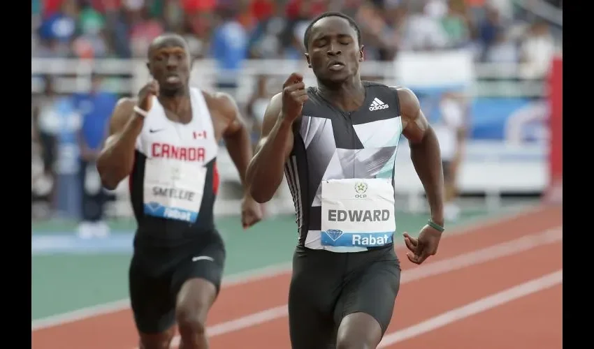 El panameño Alonso Edward (dcha.) mostró ayer velocidad y fortaleza a 100 metros de la meta, para lograr el triunfo. AP