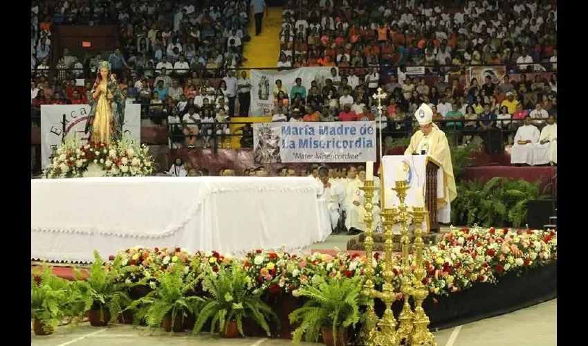 "Somos una sociedad enferma con una urgente necesidad de salvar y sanar el alma nacional", dijo Ulloa. Cortesía @ArquiPanama @rmpanama