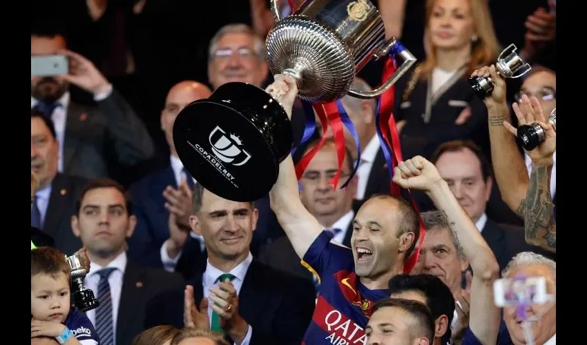 Andrés Iniesta, mediocampista del Barcelona, levanta el trofeo de campeón de la Copa del Rey. AP