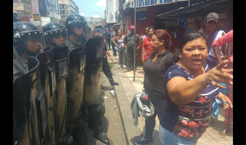 Hubo empujones con las unidades antidisturbios.