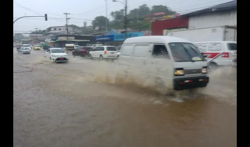 La avenida Fernández de Córdoba parecía un río. Fotos: Jesús Simmons/Rosalina Orocú