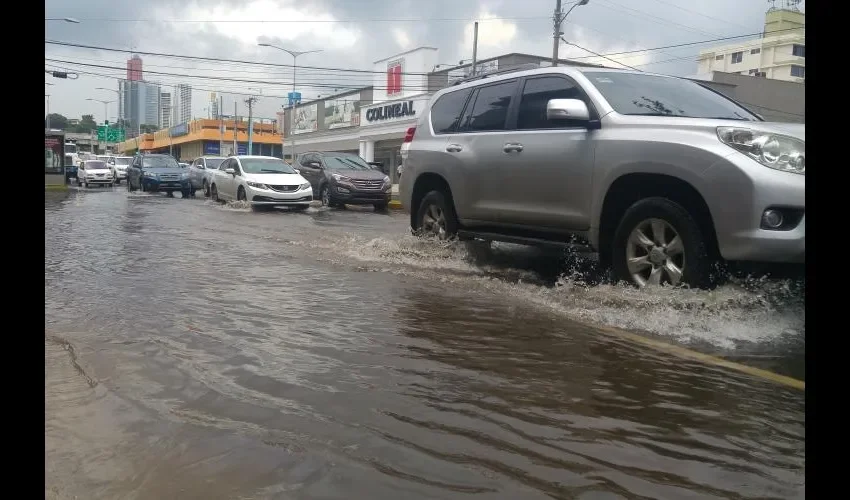 Casas en La Chorrera tuvieron desprendimiento de  techo por los vientos.