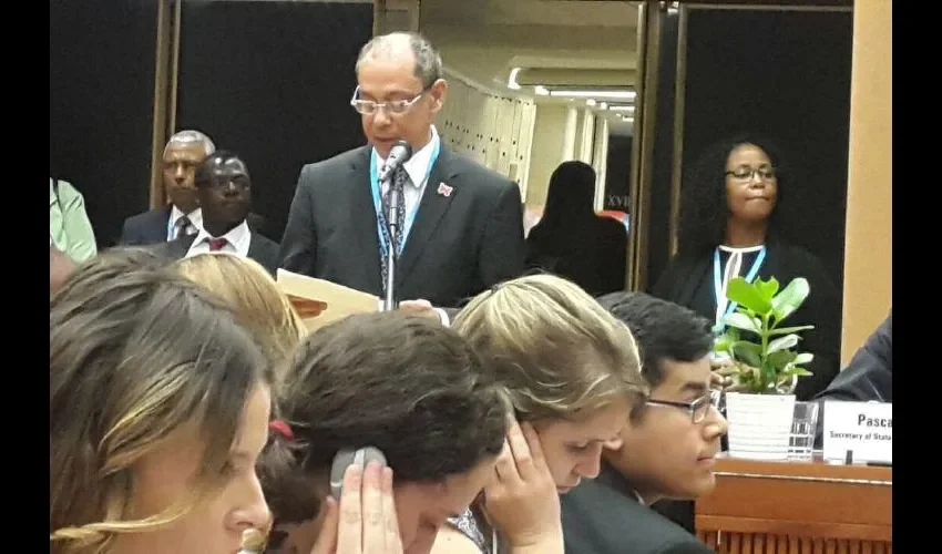 Terrientes habla en Suiza sobre SIDA. Foto: Cortesía