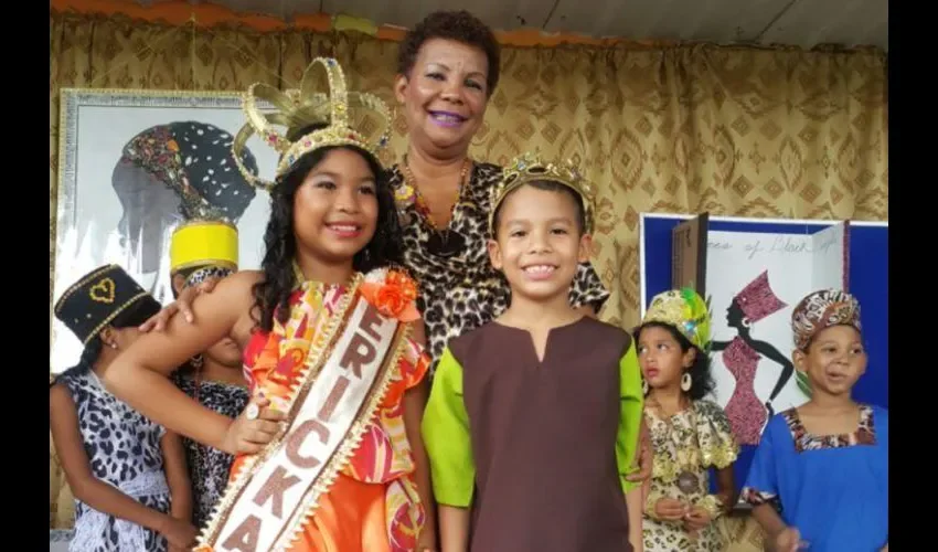 Erika Ledezma es la reina de la Etnia Negra 2016 e Iann González, el rey 2016.  