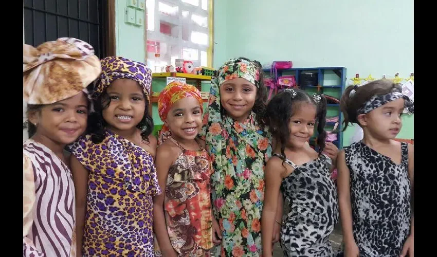 Estas niñas portaron sus mejores galas.